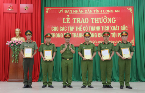 UBND tỉnh Long An: Thưởng nóng cho các tập thể có thành tích xuất sắc trong đấu tranh phòng, chống tội phạm