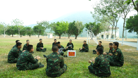 Trung đoàn 174: Quan tâm, động viên chiến sĩ người dân tộc thiểu số