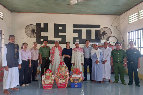 Lãnh đạo tỉnh thăm, chúc mừng lễ xả chay tháng Ramadan của đồng bào Chăm