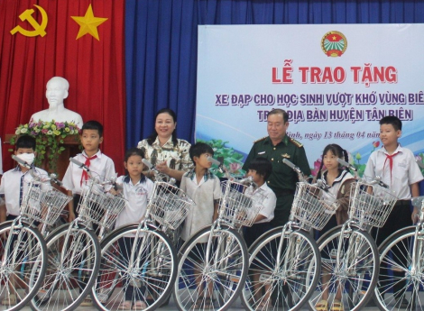 Tặng xe đạp cho học sinh khó khăn vùng biên giới