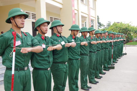 Lãnh đạo thị xã Trảng Bàng thăm chiến sĩ mới