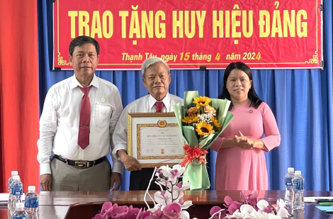 Tân Biên: Trao Huy hiệu 55 năm tuổi Đảng cho đảng viên thuộc Đảng uỷ xã Thạnh Tây