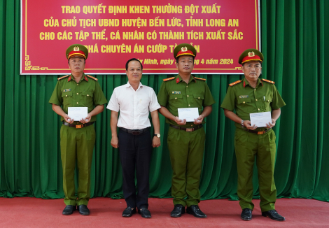 Trao thưởng đột xuất cho tập thể, cá nhân phá chuyên án cướp tài sản