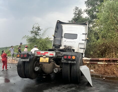 Xe container lật ngang đường khi đang lưu thông