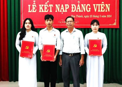 3 học sinh Trường THPT Nguyễn Chí Thanh được kết nạp vào Đảng