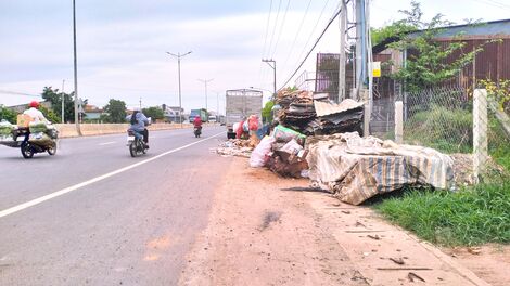 Vựa ve chai lấn đường