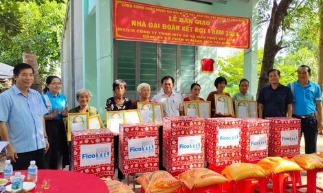 Châu Thành: Bàn giao 11 căn nhà Đại đoàn kết cho hộ nghèo