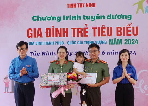 Tuyên dương 25 gia đình trẻ tiêu biểu năm 2024