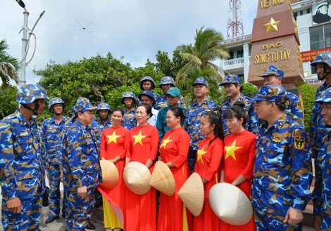 Tư lệnh Hải quân kiểm tra quần đảo Trường Sa