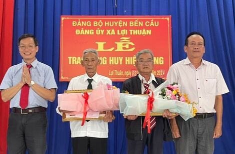 Trao Huy hiệu Đảng cho các đảng viên lão thành ở các địa phương