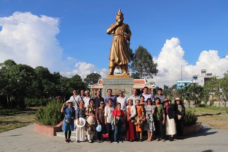 Đi qua miền văn hoá “Thủ Biên”