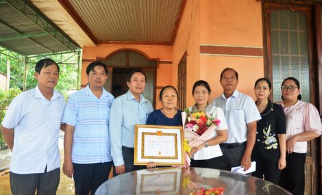 Tân Châu trao tặng huy hiệu 40, 30 năm tuổi Đảng cho đảng viên xã Tân Phú