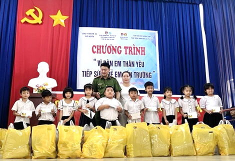 Tặng quà học sinh có hoàn cảnh khó khăn xã Long Chữ