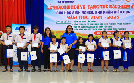 Tân Châu trao BHYT và học bổng cho học sinh khó khăn