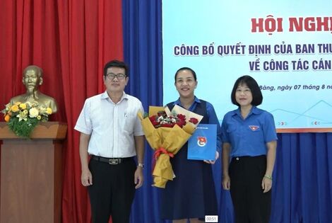 Ban Thường vụ Tỉnh đoàn trao quyết định về công tác cán bộ