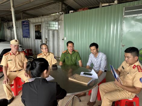 Tuyên truyền cho lái xe, đại diện doanh nghiệp khai thác cát khu vực lòng hồ Dầu Tiếng