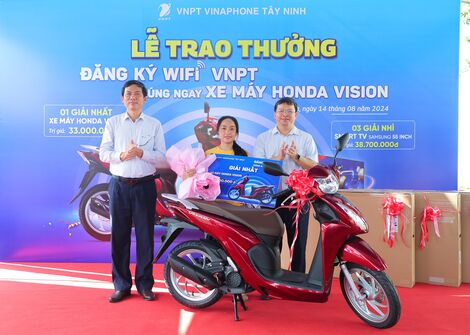 VNPT Tây Ninh: Trao thưởng cho khách hàng may mắn và hỗ trợ chuyển 2G lên 4G