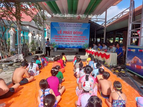 Tân Châu: Khai giảng lớp dạy bơi miễn phí cho trẻ em