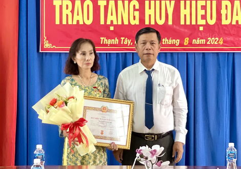 Thạnh Tây: Trao Huy hiệu Đảng đợt 2.9 cho đảng viên