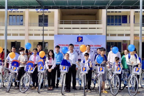 Công ty Xăng dầu Tây Ninh: Trao xe đạp cho học sinh có hoàn cảnh khó khăn