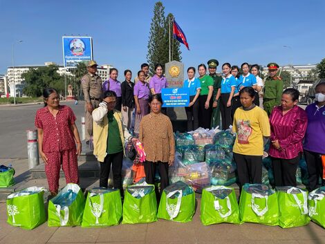 Hội LHPN huyện Gò Dầu thăm, tặng quà cho phụ nữ khó khăn thành phố Bavet, Campuchia