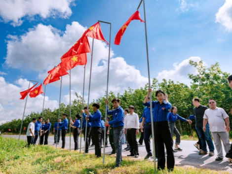 Cờ Tổ quốc tung bay trên tuyến đường dẫn vào di tích lịch sử ở Tây Ninh