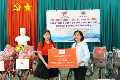 Tiếp sức đến trường cho học sinh và trao vốn hỗ trợ sinh kế cho người khuyết tật