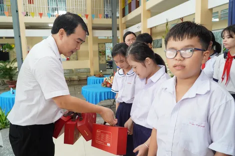 Văn phòng Tỉnh uỷ Tây Ninh trao quà tết Trung thu cho các em thiếu nhi khuyết tật