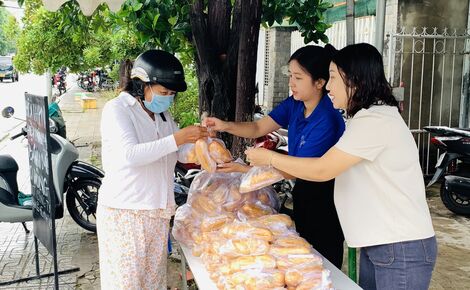 2.000 ổ bánh mì 0 đồng được trao cho người dân có hoàn cảnh khó khăn