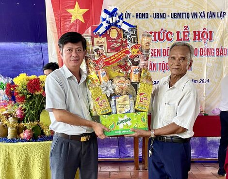 Bí thư Huyện uỷ Tân Biên thăm, chúc mừng lễ hội Sen Dolta của đồng bào Khmer